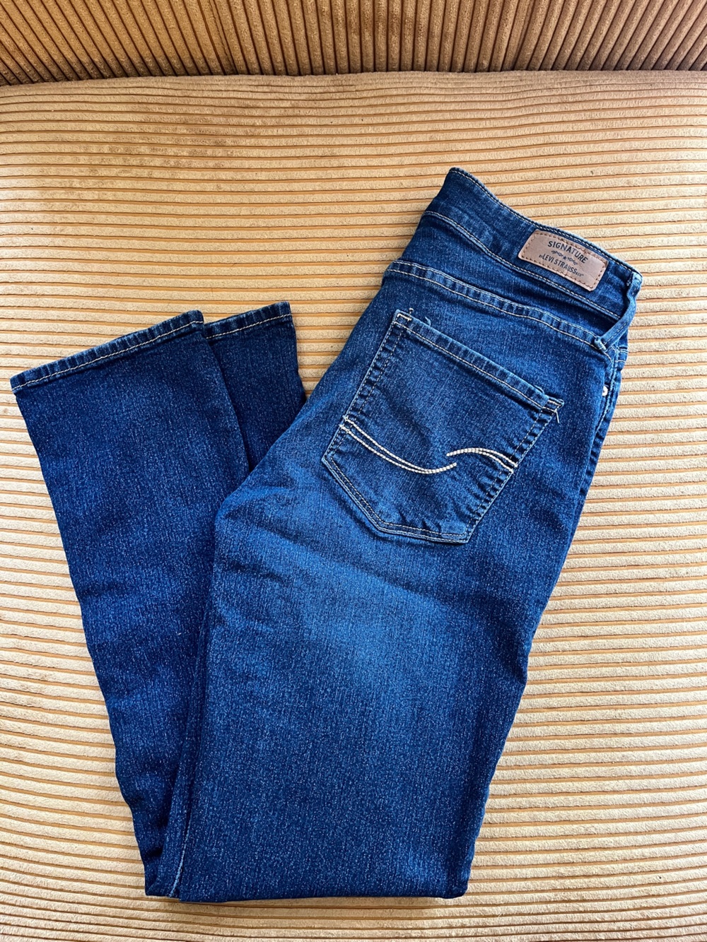 Women’s size 6 Levi Strauss modern slim jeans